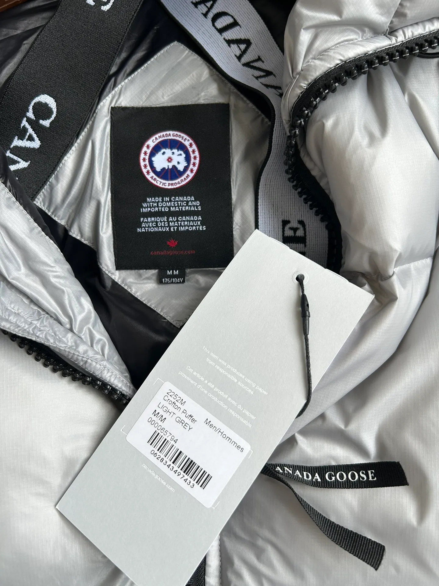 P820 ​​Gray Black Label Style No.: Y111 𝘾𝘼𝙉𝘼𝘿𝘼 𝙂𝙊𝙊𝙎𝙀/Canada Goose 2023 Limited New Crofton Puff Down Jacket Pure Guangzhou Inspection 80 White Duck Down Filling‼  Top version, ceiling level‼ Crofton soft bread, the latest style in 2023, has a cold protection effect of up to level 4. It is made of recycled Feather-Light tear-resistant fabric. It is ultra-light and has no weight on the upper body at all! The unique black label highlights your temperament‼  Canada Goose, a Canadian brand, has always been recognized as the warmest down jacket. Various Instagram celebrities, Internet celebrities, and celebrities often wear it for street photos. I do Canada Goose every year, but I still can’t get rid of my love for the geese. No matter how cold the winter is, there is no need to be afraid, because there are geese! Filled with 80% white duck down, Canada Goose is the legendary warmest down jacket and is known as a must-have for Arctic outdoor sports! The most popular down jacket in the world, celebrities are rushing to buy it, it is a must-have! Same style for men and women Size: S~XXL